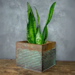 Osłonka na donicę loft 25x25x21 cm – ręczna produkcja, brązowo-turkusowa dekoracja z paskami 3D