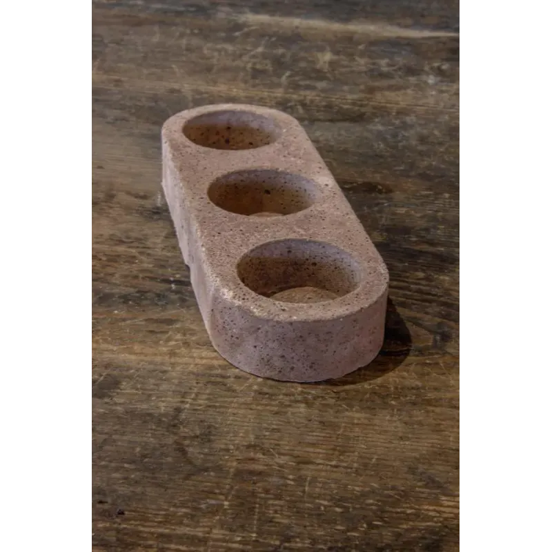 Świecznik betonowy pudrowy na 3 tealighty Dodo – P3 | Minimalistyczna dekoracja handmade
