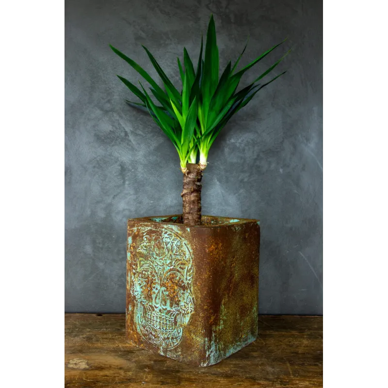 Donica cortenowa z czaszką 27x27x30 cm – loftowa dekoracja z efektem patyny