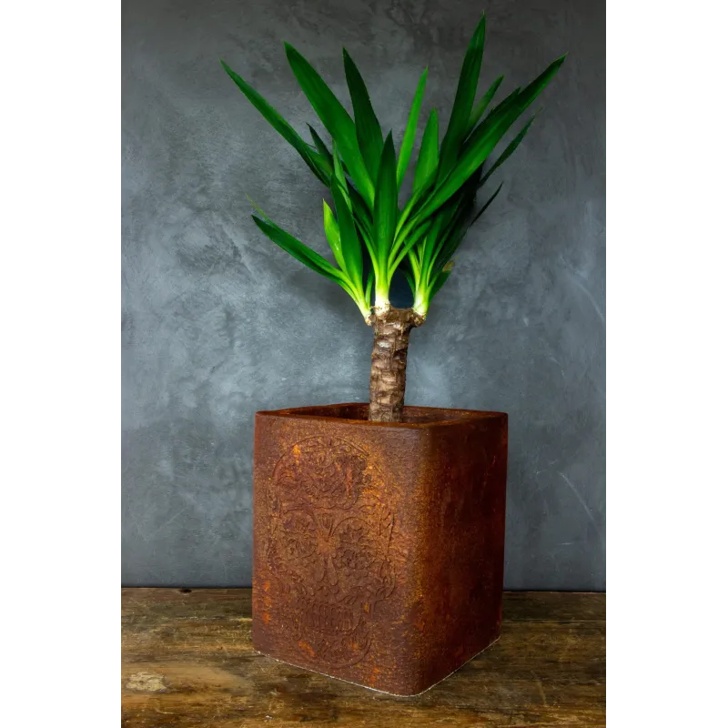 Donica cortenowa z czaszką ciemna 27x27x30 cm – industrialna dekoracja w stylu loft